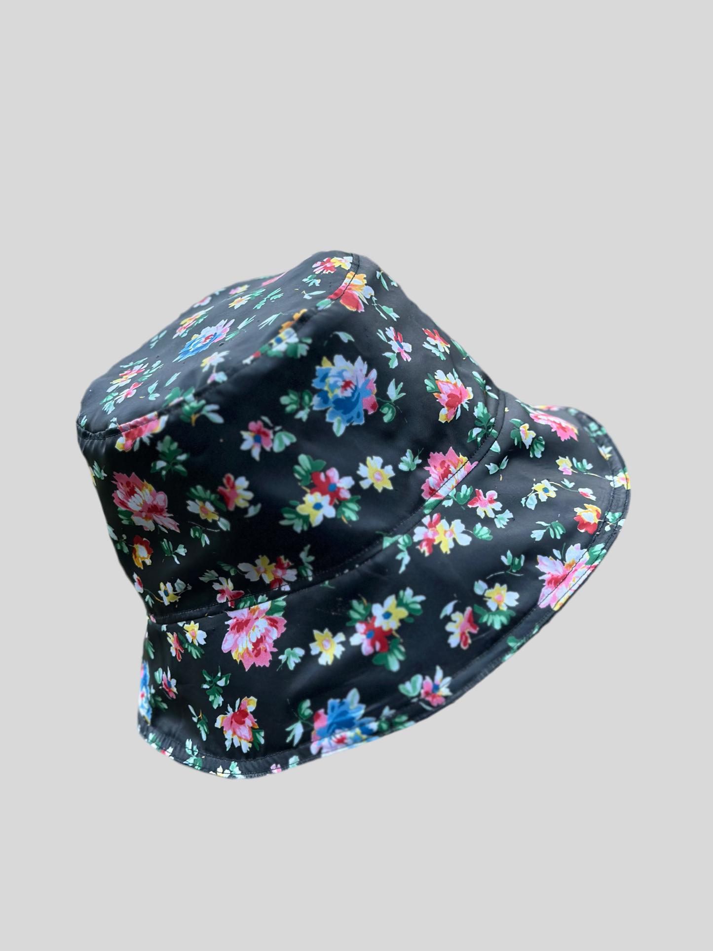 Bob réversible en simili-cuir noir et tissu imperméable floral