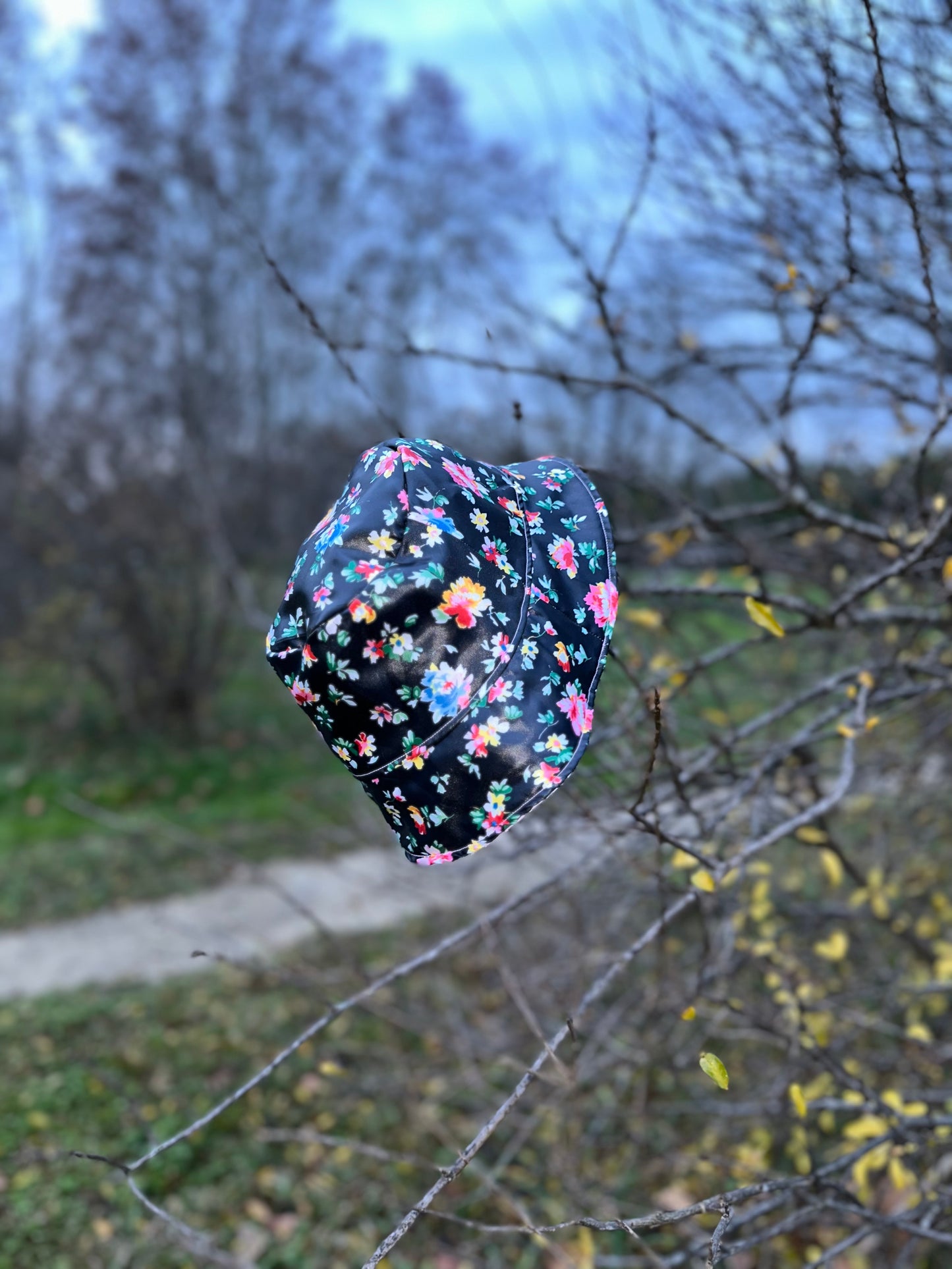Bob réversible en tissu imperméable rose pâle et noir à fleurs