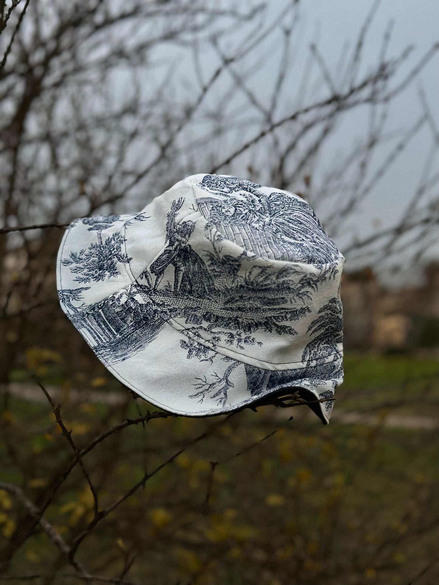 Bob réversible en toile de Nantes et coton bleu marine satiné