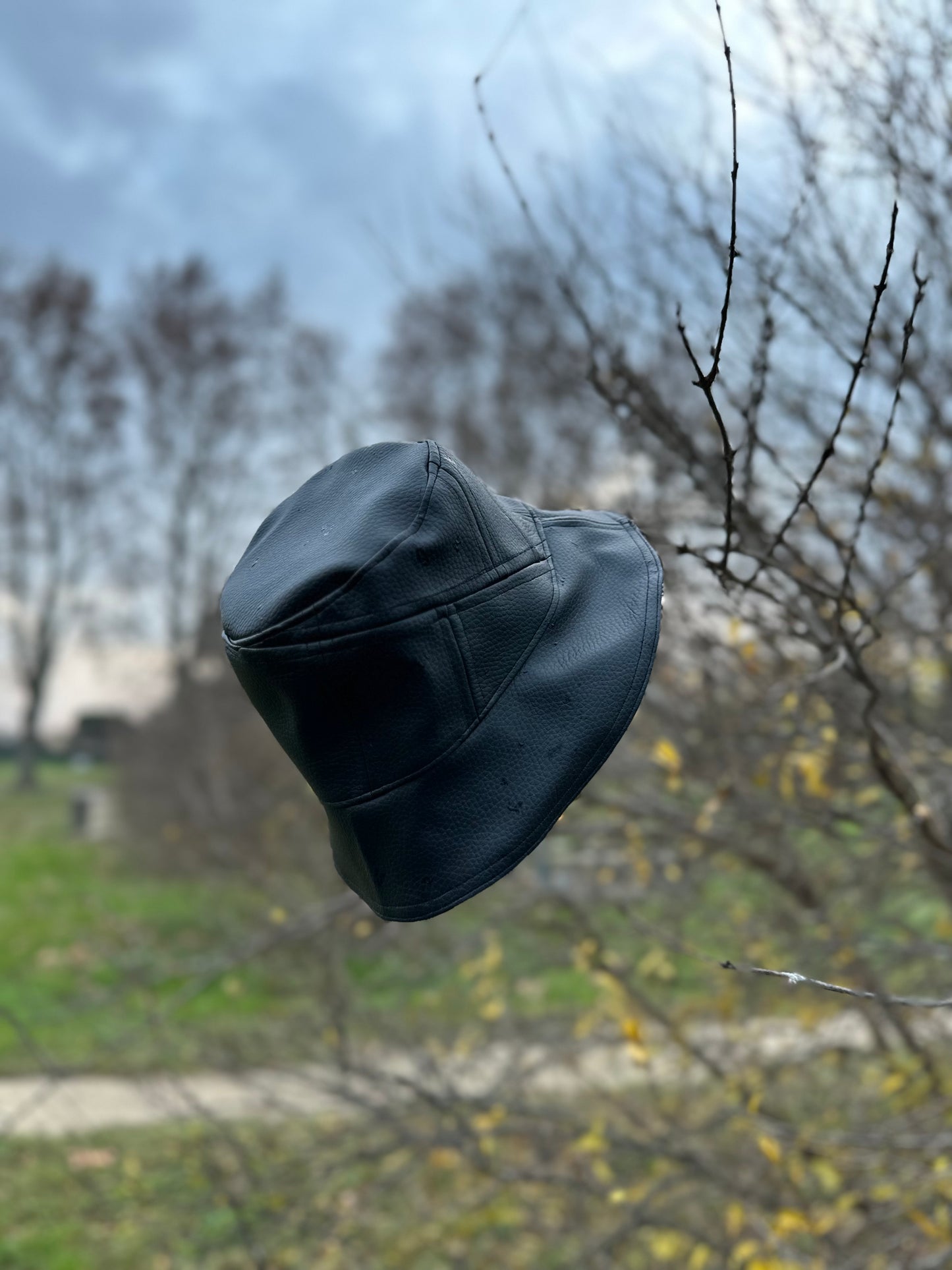 Bob réversible en simili-cuir noir et tissu imperméable floral