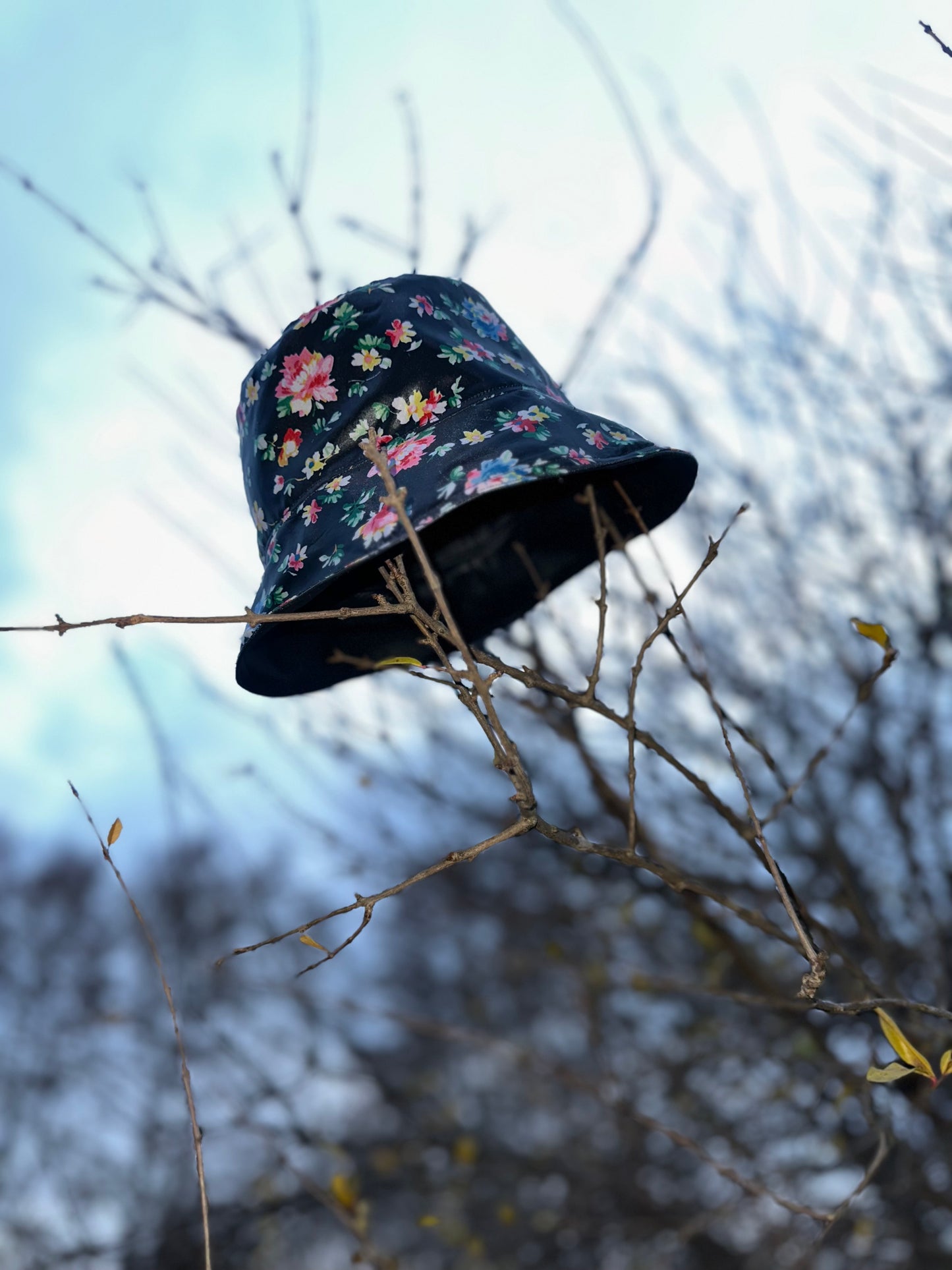 Bob réversible en simili-cuir noir et tissu imperméable floral
