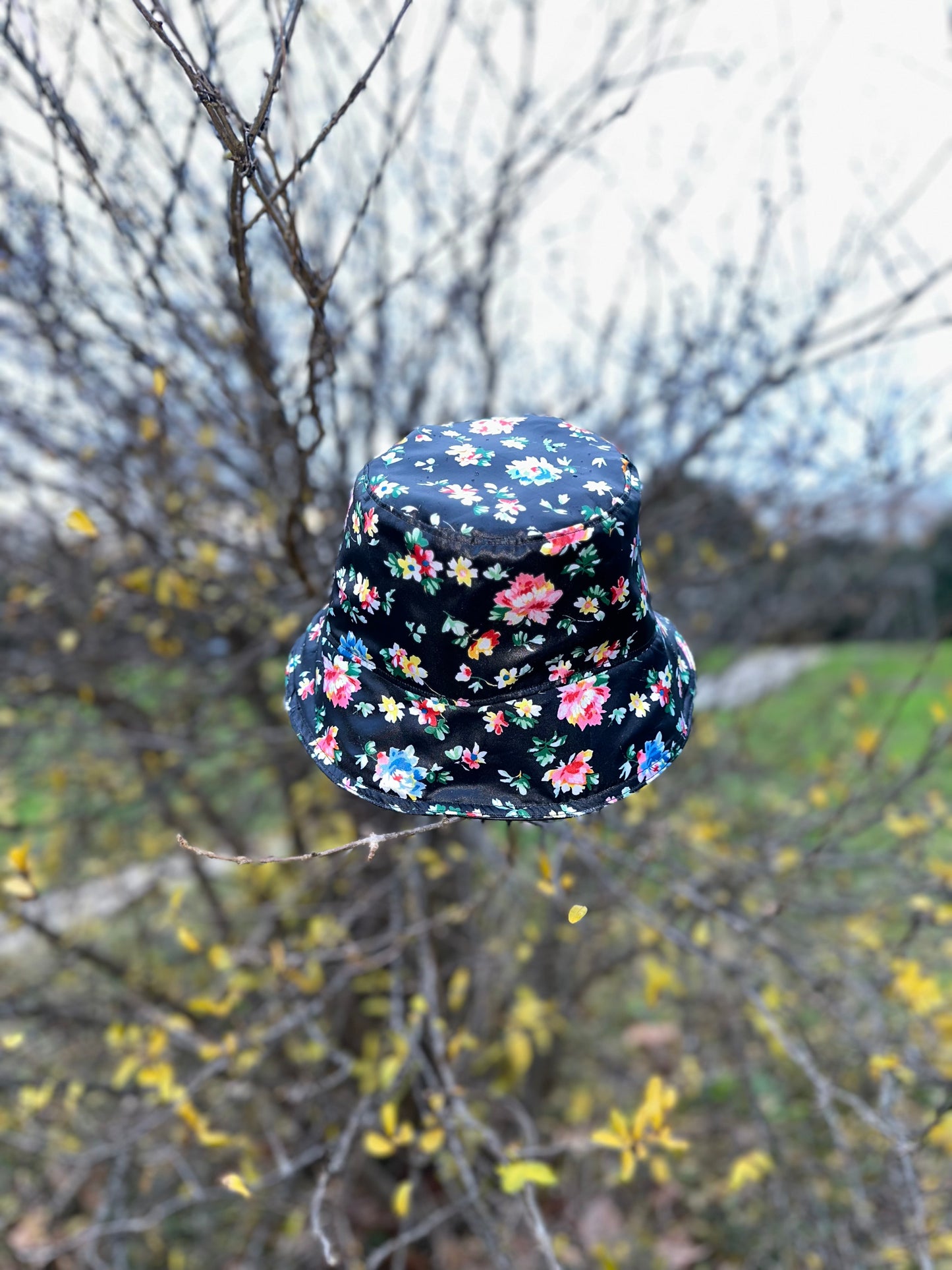 Bob réversible en simili-cuir noir et tissu imperméable floral