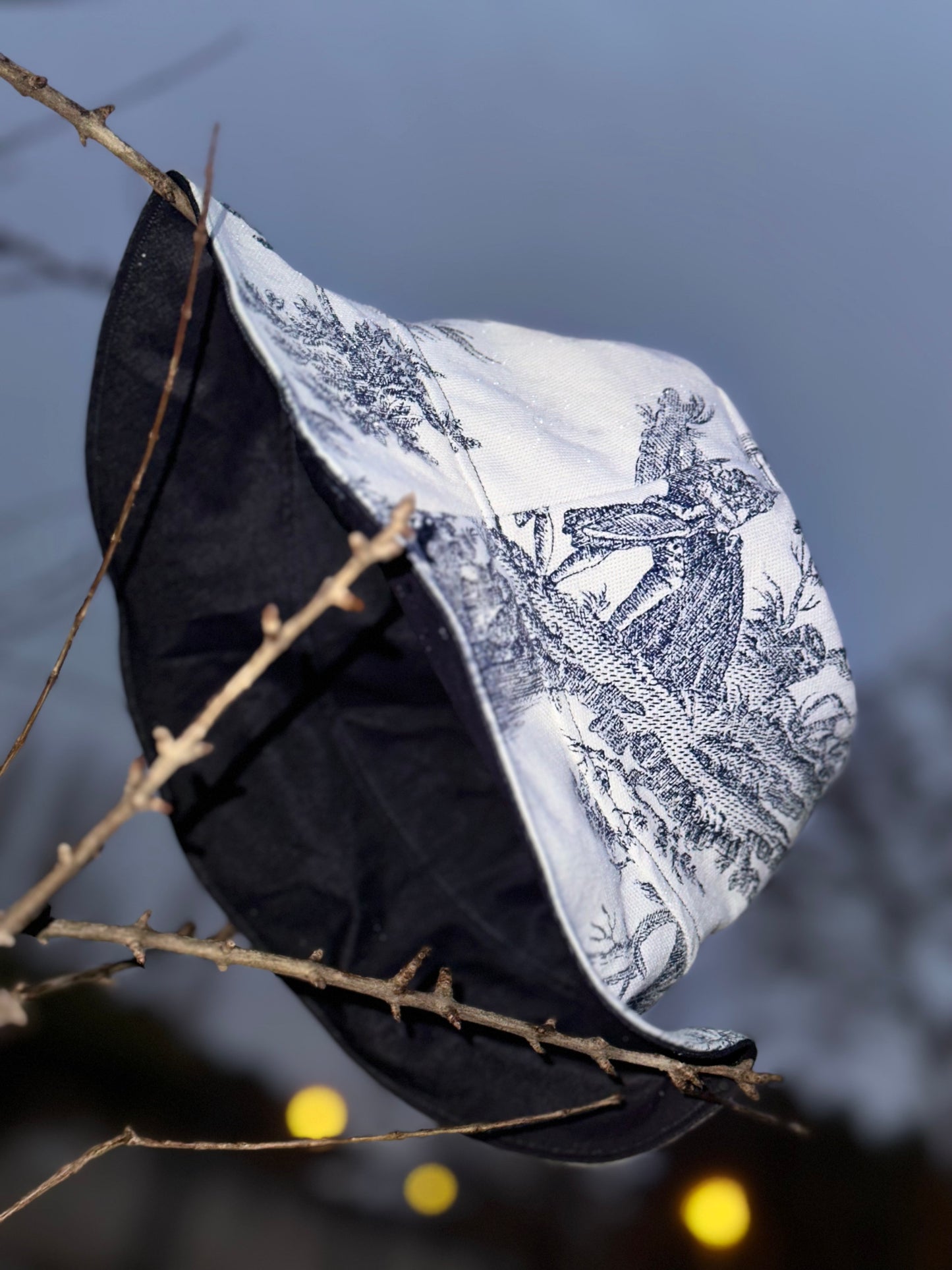 Bob réversible en toile de Nantes et coton bleu marine satiné