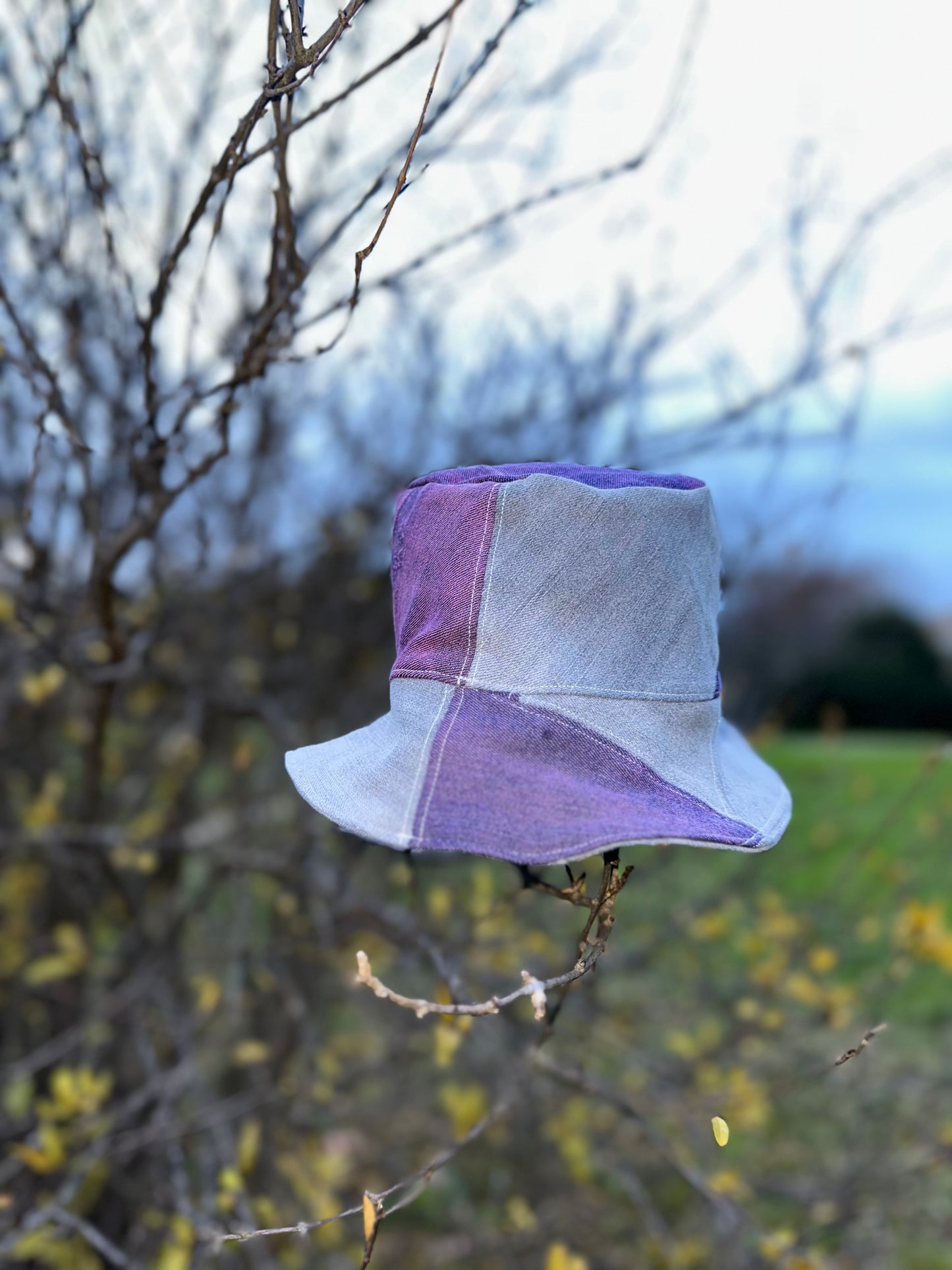 Bob réversible gris et violet en patchwork de jeans upcyclés