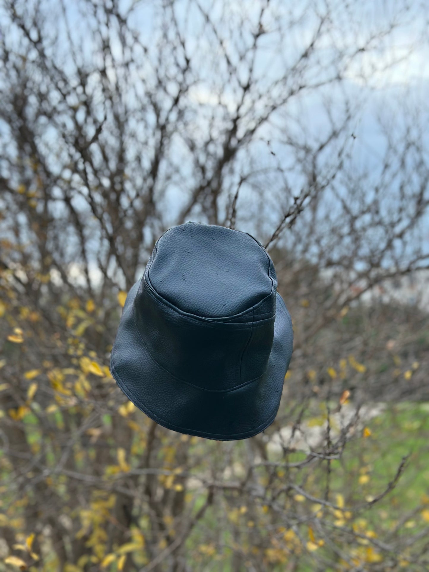 Bob réversible en simili-cuir noir et tissu imperméable floral