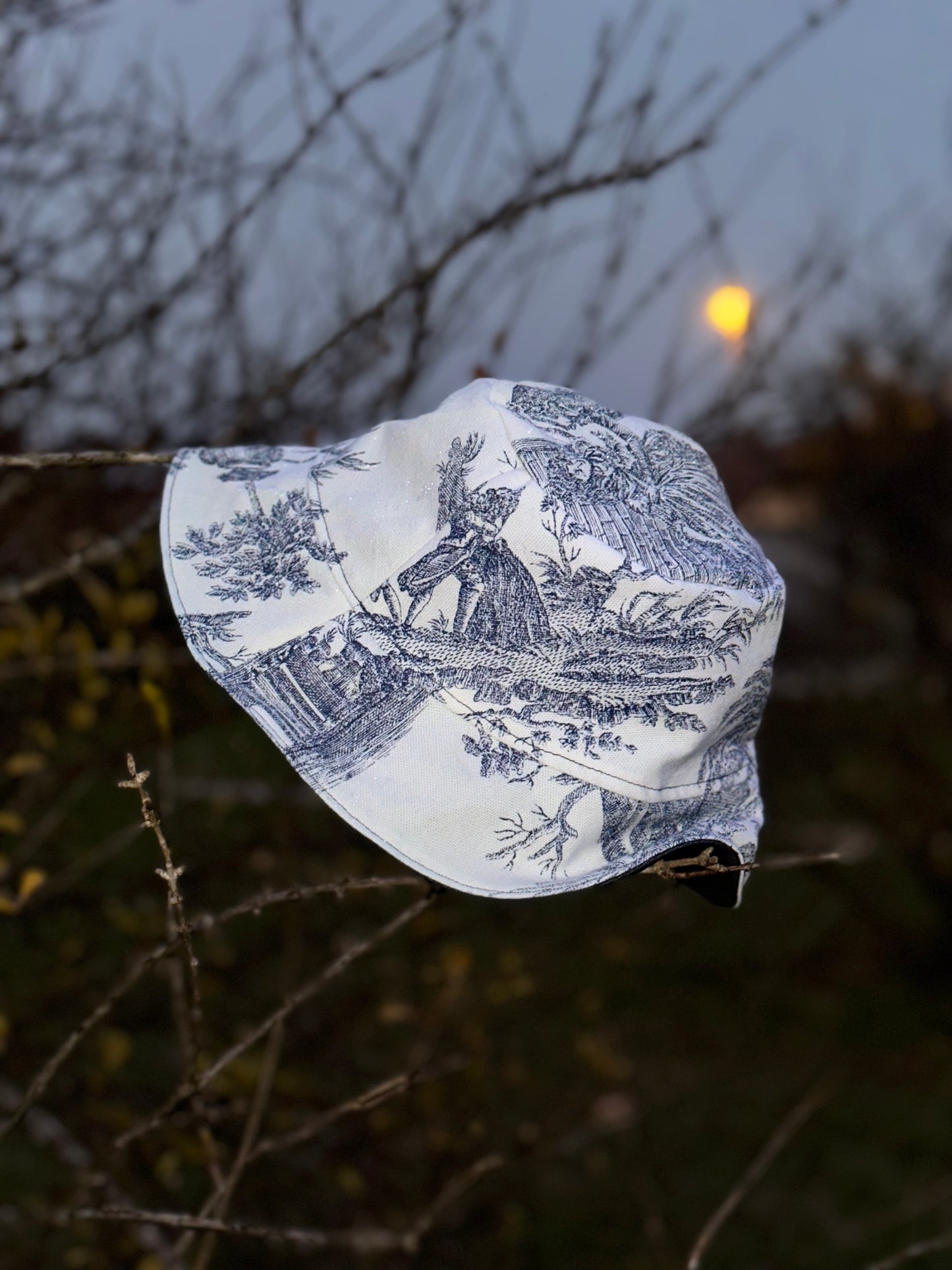 Bob réversible en toile de Nantes et coton bleu marine satiné