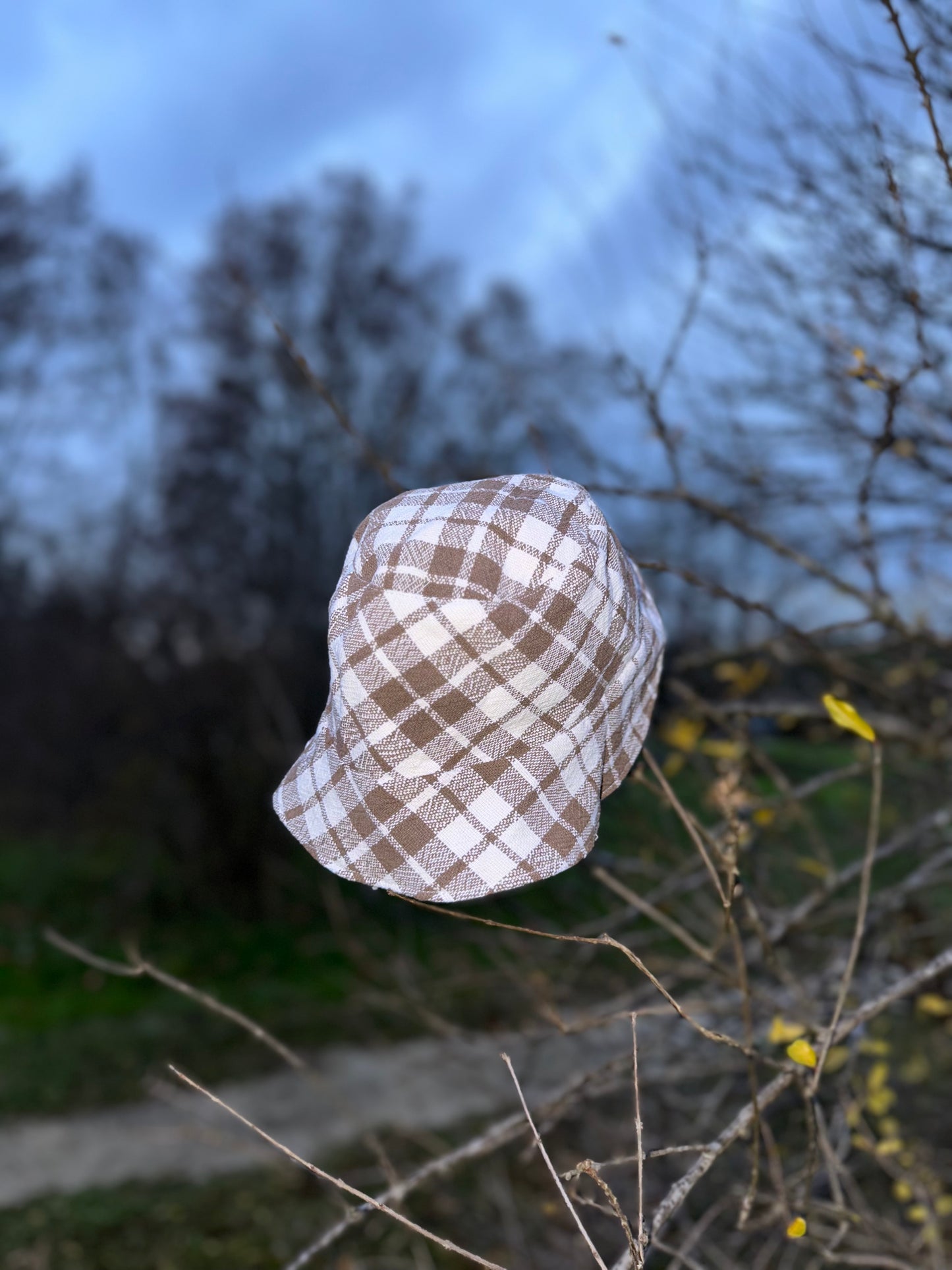 Bob réversible en tartan marron et blanc et mohair crème