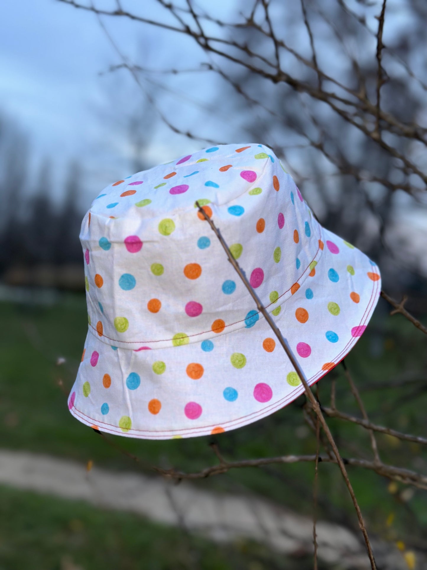 Bob réversible en tissu imperméable rose pâle et coton à pois multicolores