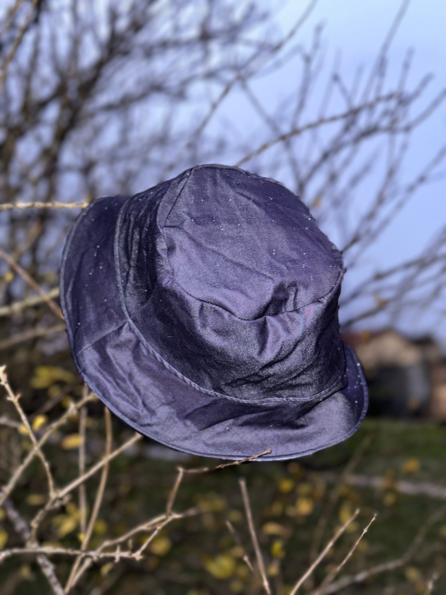 Bob réversible en toile de Nantes et coton bleu marine satiné