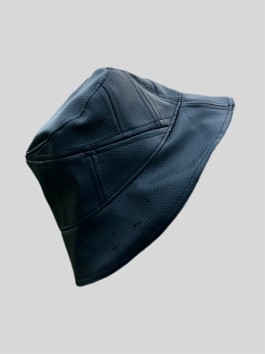 Bob réversible en simili-cuir noir et tissu imperméable floral