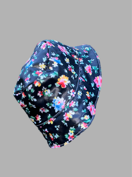 Bob réversible en tissu imperméable rose pâle et noir à fleurs